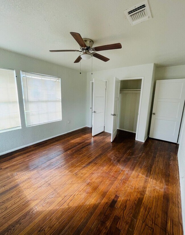 Building Photo - Cincinnati Ave Unit 2455 Cincinnati Ave