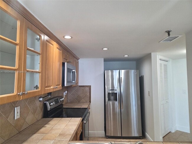 Photo - 5880 Collins Ave Unidad 806