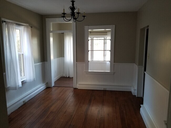 Dining room with adjacent sunroom - 301 S West End Ave Unidad Apt 2