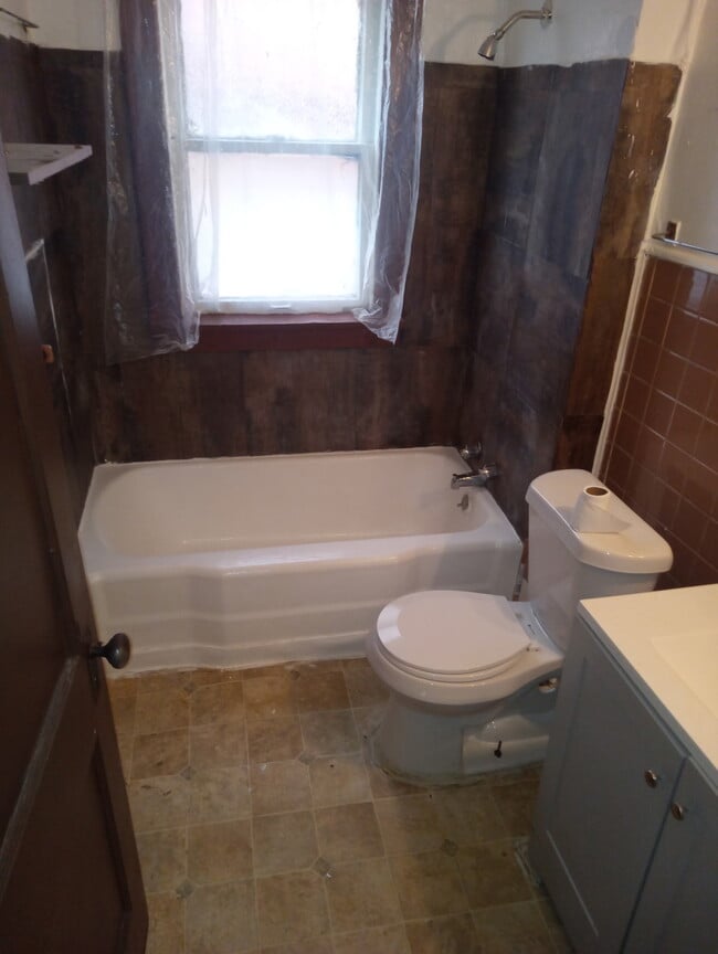 Photo - 582 E 110th St