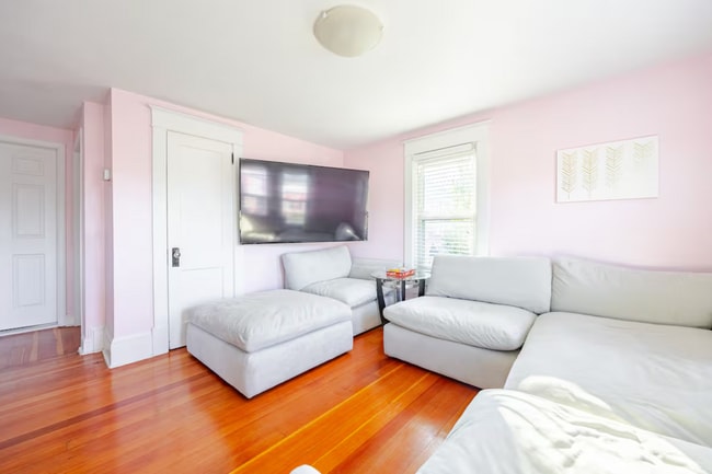 Building Photo - 1019 Berryville Ave Unit The Queen of Winchester