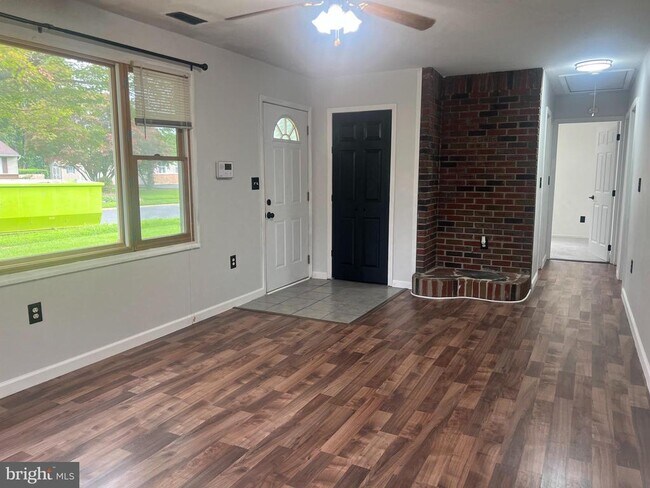 Photo - 211 N Brownleaf Rd