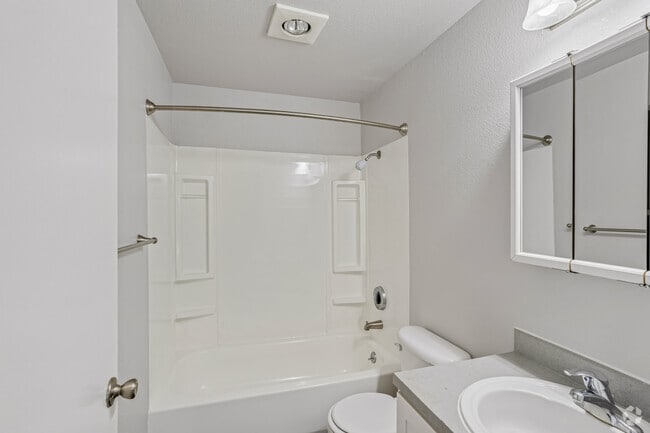 3BR, 2BA - 1,205SF - Bathroom