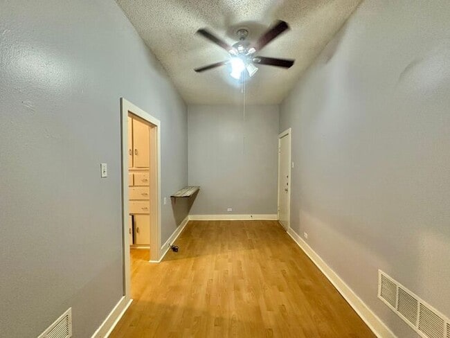 Building Photo - 1 Bed 1 Bath at Broadway Apartments! All B...