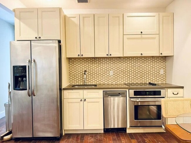 Nice room in a good neighborhood