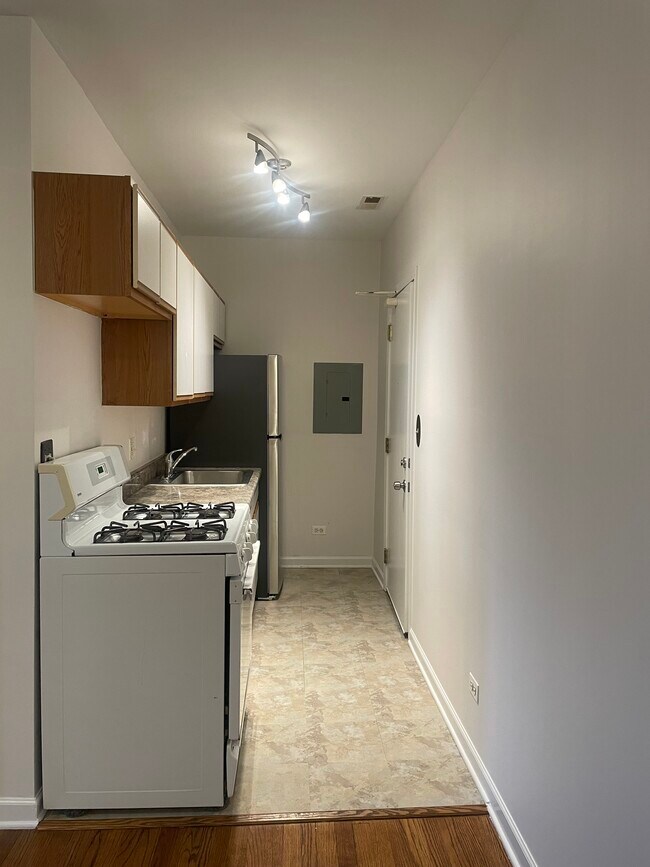 Kitchen - 4425 N Lawndale Ave Unit 3B