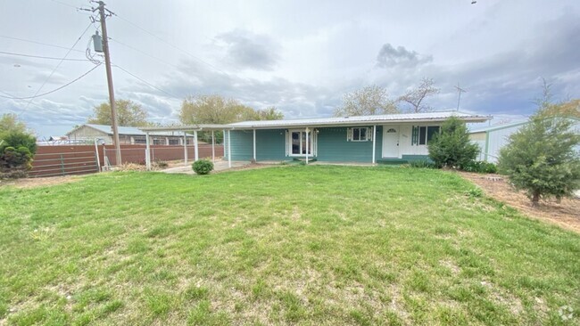 Building Photo - Great Little Home Out Of Town With Lots To...