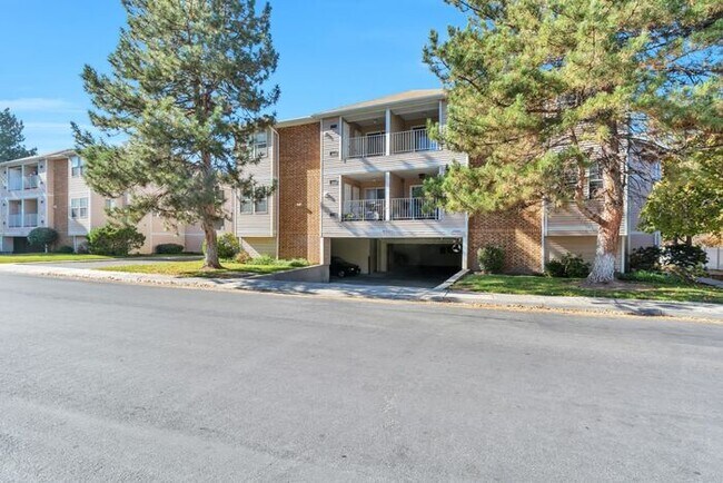 Great Location - Leafy Sandy Condo