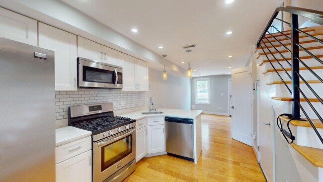 Photo - 1530 Levis St NE