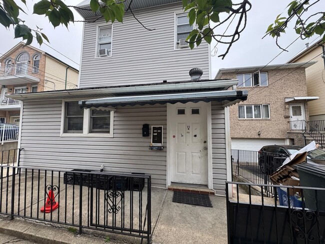 Building Photo - 11 Bryant Ave Unit 2