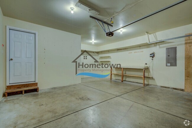Building Photo - Beautifully Landscaped 3 Bed 2 Bath Home w...