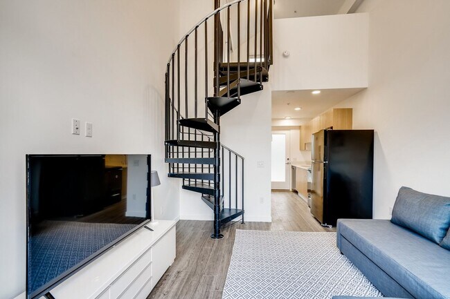 Live Big in a Loft Apartment! - Live Big in a Loft Apartment! Unit 222