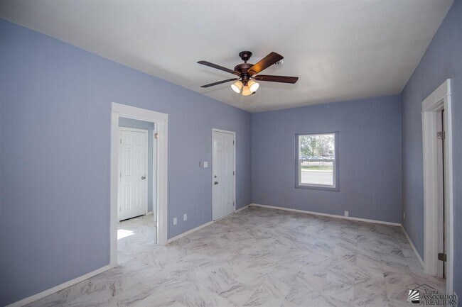 Photo - 889 W 1st St