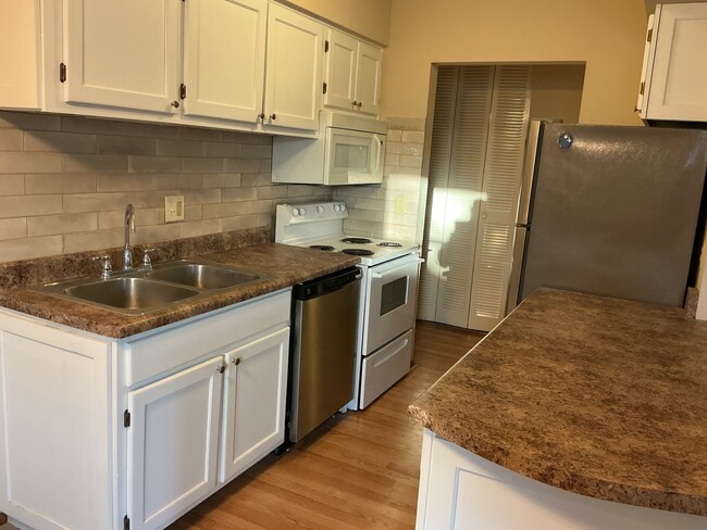 Building Photo - Spacious 2BR/1.5BA 2nd Floor Apartment in Brown Deer – Heat & Hot Water Included, Pool & Undergro... Unit 213