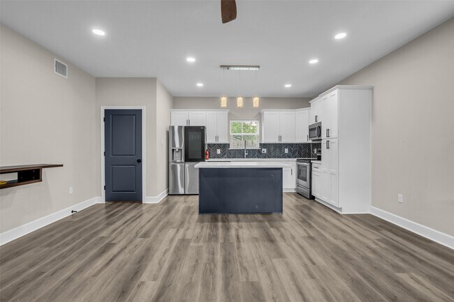 Photo - 8529 Dosia St