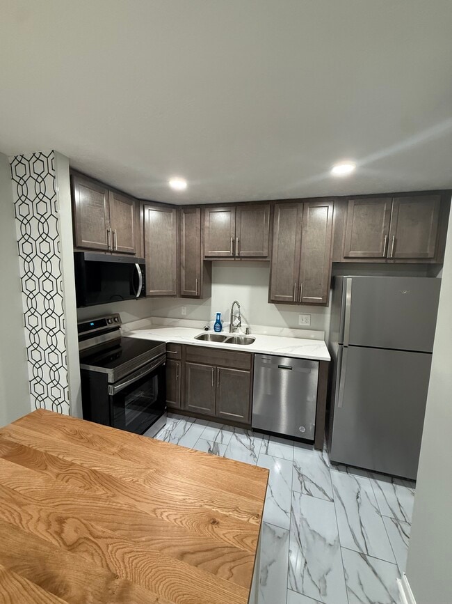 Building Photo - 4808 Chalet Dr Unit 1107
