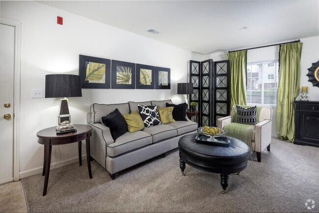 2 habitaciones, 2 baños, 1035 pies cuadrados, sala de estar - Cedarcrest Village