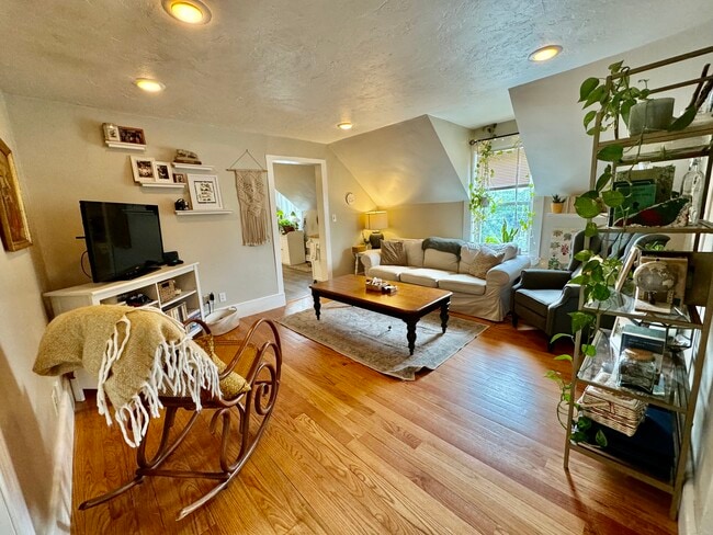 Building Photo - 335 Baker St Unit 2 Rental