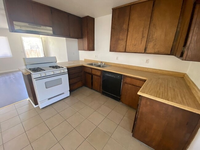 Building Photo - 1023 W 7th St Unit 1025 W. 7th Street Rental