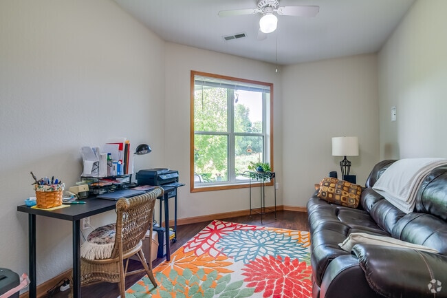 2BR, 2BA - 1,350SF - Office