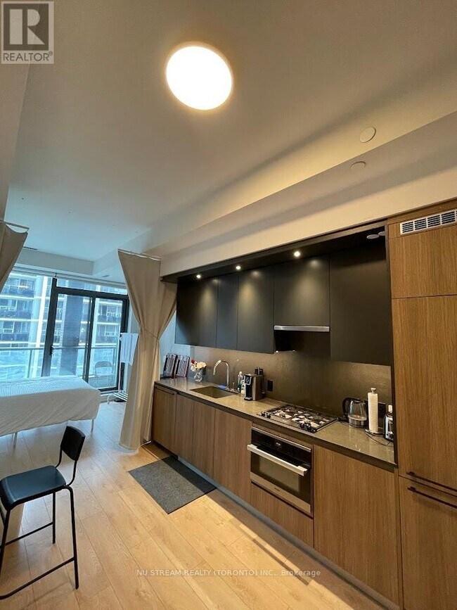 Photo - 81 Wellesley St E Unit 607