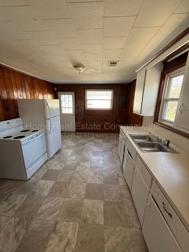 Photo - 1432 Douglas St