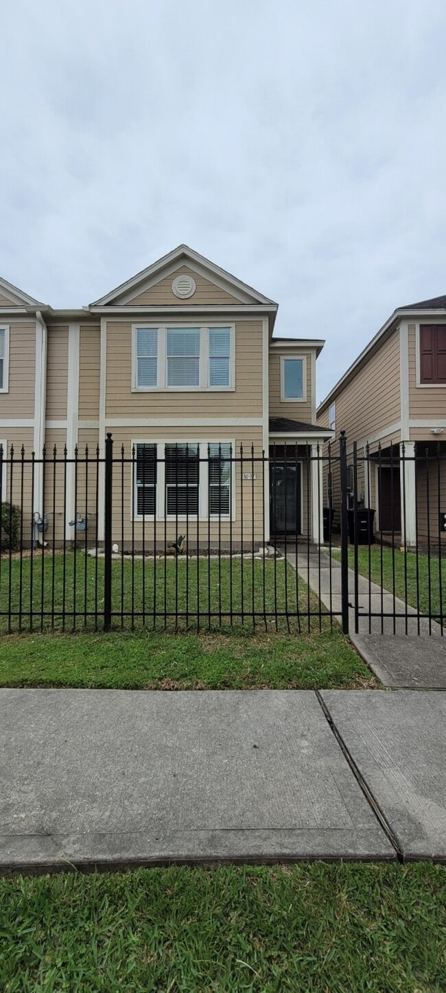 Building Photo - 8007 Ellinger Ln Rental