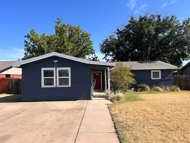 Building Photo - Beautiful, Spacious 4 Bedroom Close to Tex... Rental