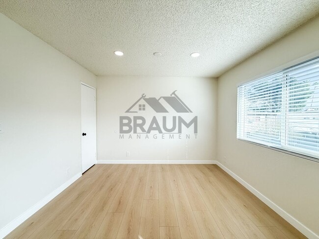 Photo - 14801 Delano St Unidad 9