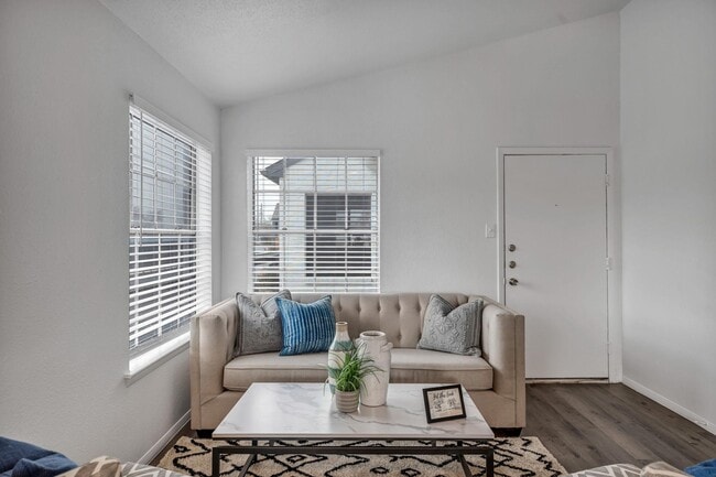 Photo - 1735 Rutland Dr Unidad 130