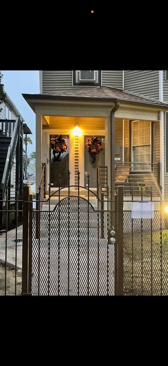 Building Photo - 7537 S Kenwood Ave