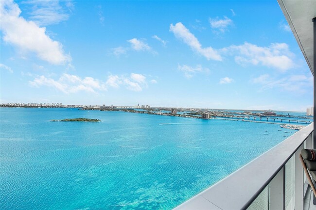 Building Photo - 700 NE 24th St Unit 2702