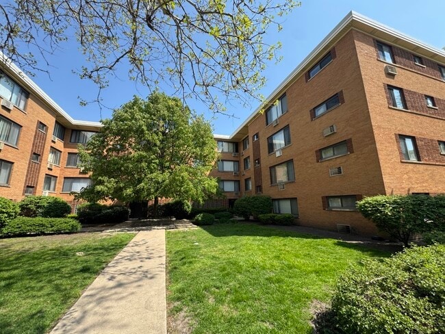 Photo - 2704 W Lunt Ave Condo Unit 103