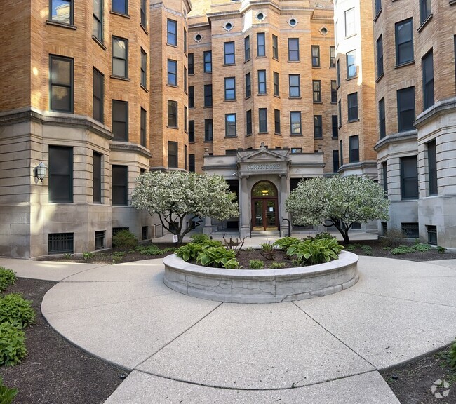 Building Photo - 550 W Surf St Unit 102 Rental