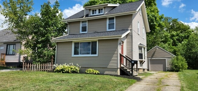Building Photo - 833 Lawrence Ave Rental