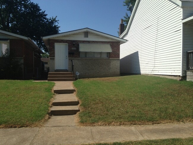 Building Photo - 2 Bedroom Brick Ranch with Garage Rental