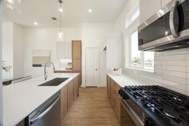 1713 Mary St