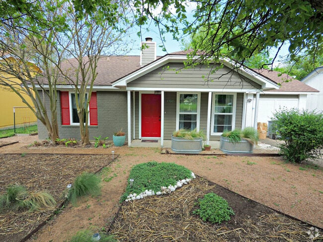 Building Photo - Tastefully Updated 2 Bedroom, 1 Bath Home ...