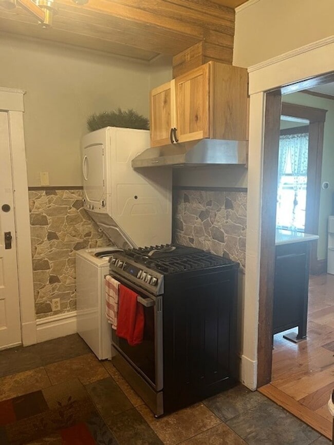 Photo - 121 E Scribner Ave