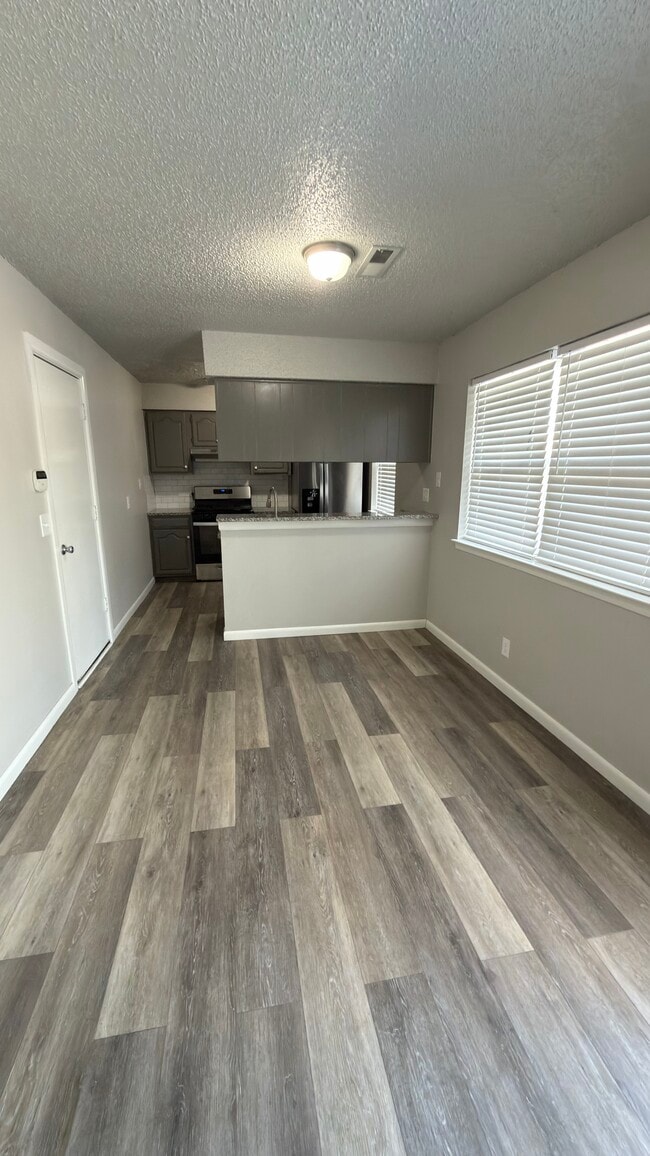 Photo - 150 W Kent St