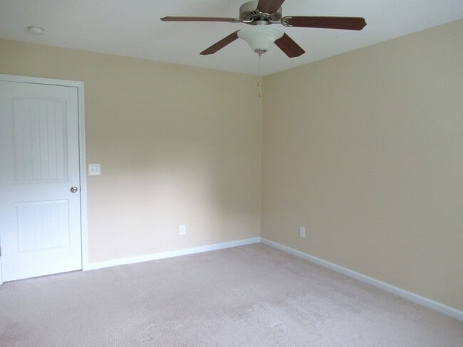 Photo - Three Bedroom Townhome in Richlands Close to Everything!!