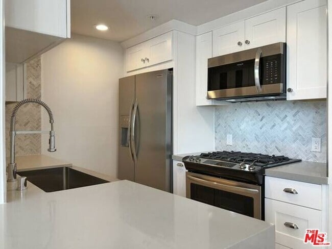 Building Photo - 301 S Swall Dr Unit 201 Rental