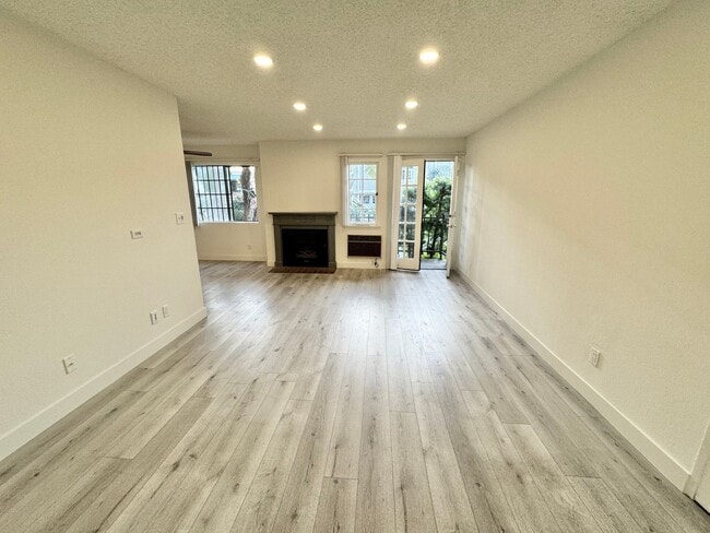 Photo - 3546 Hughes Ave Unidad 102