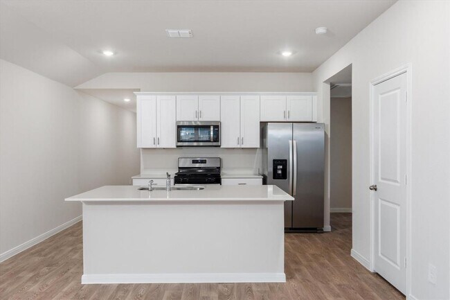 Photo - 108 Raymondville Path