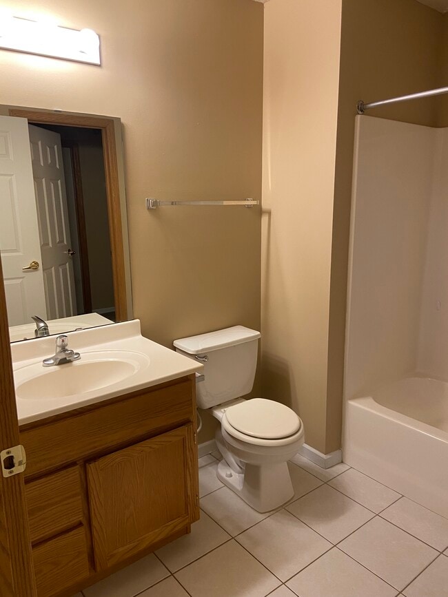 Bathroom - Hidden Cove Apartments