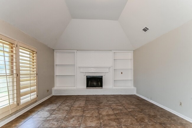 Photo - 810 N Walnut Bend Rd