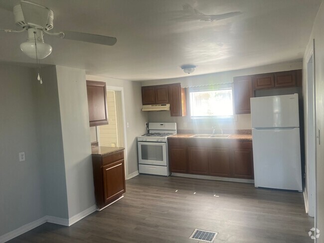 Building Photo - One Bedroom Spacious Duplex Located on S B... Rental