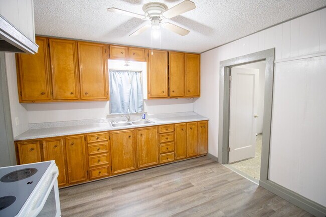 "Charming 2-Bedroom Retreat with Spacious 1411 sq. ft. Layout on Baylor Street, Lubbock!"