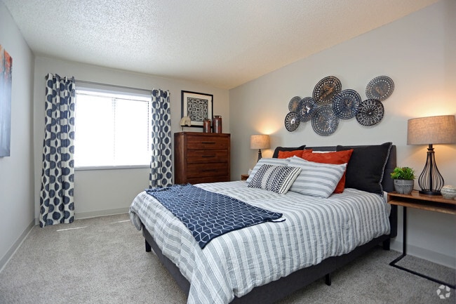 2BR, 1BA - 885 SF