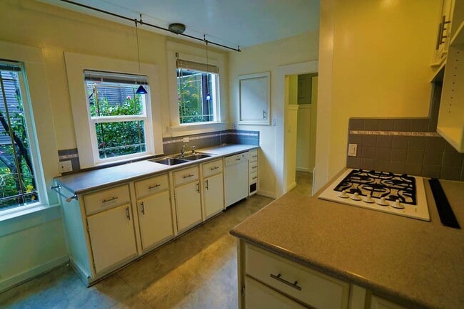 Photo - 2836 Derby St